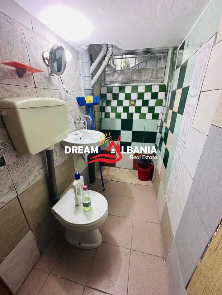 Tirane, jepet me qera magazine , 30 m² 250 € (tek Zogu i Zi)