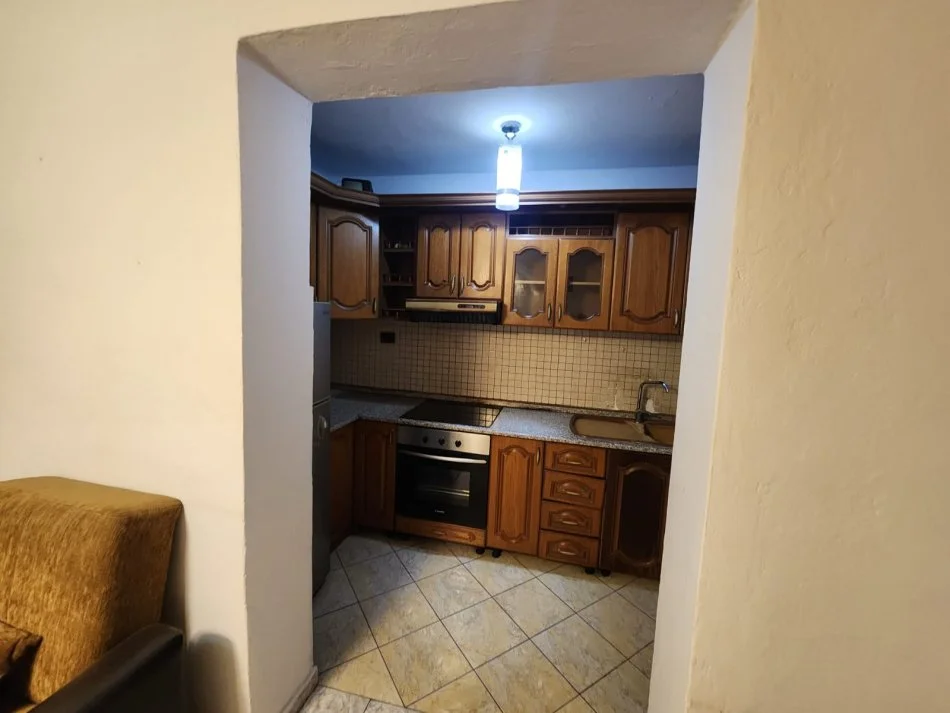 Tirane, jepet me qera apartament 3+1 Kati 5, 90 m² 410 € (rruga ali ibra)