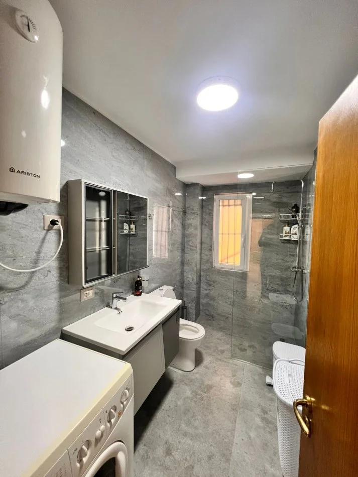 Tirane, jepet me qera apartament 2+1 Kati 4, 80 m² 1.000 €