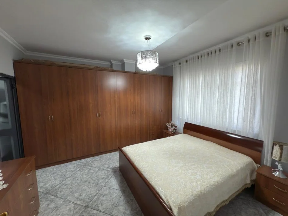 Tirane, jepet me qera apartament 2+1 Kati 4, 105 m², 60.000 Leke/Muaj,  Rruga Sali Butka, prane ish UET