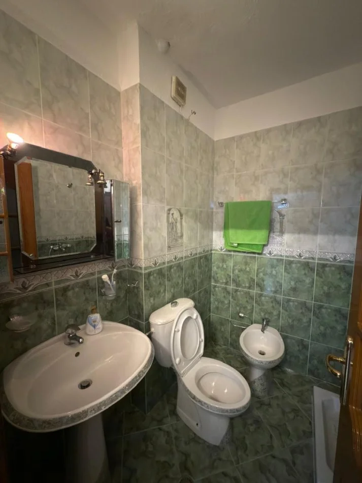 Tirane, jepet me qera apartament 2+1 Kati 4, 105 m², 60.000 Leke/Muaj,  Rruga Sali Butka, prane ish UET