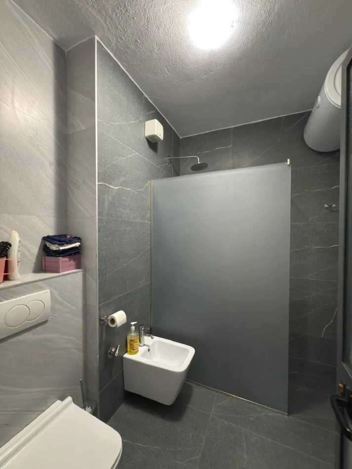 Tirane, jepet me qera apartament 2+1 Kati 4, 105 m², 60.000 Leke/Muaj,  Rruga Sali Butka, prane ish UET