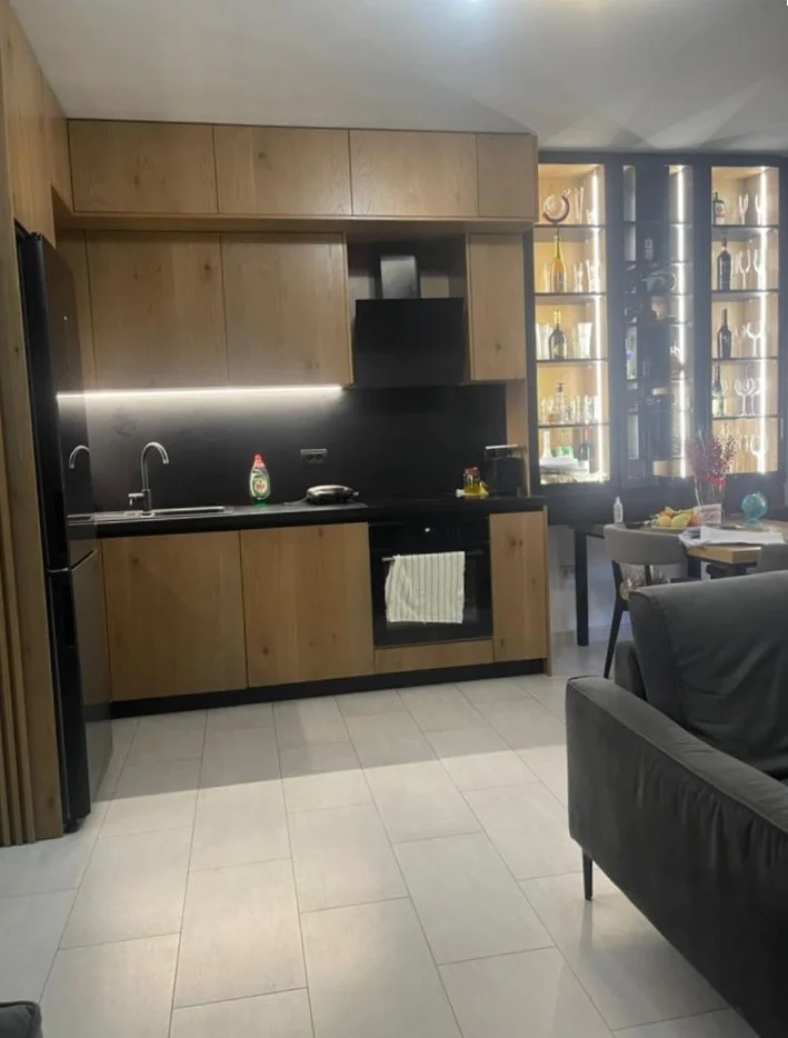 Tirane, jepet me qera apartament 2+1+Ballkon Kati 2, 100 m² 700 € (Naim Frasheri)