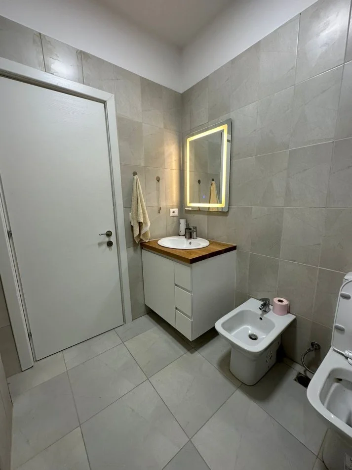 Tirane, jepet me qera apartament 2+1 Kati 3, 100 m² 850 € (Rruga e Dibres, prane Hotel Elises)