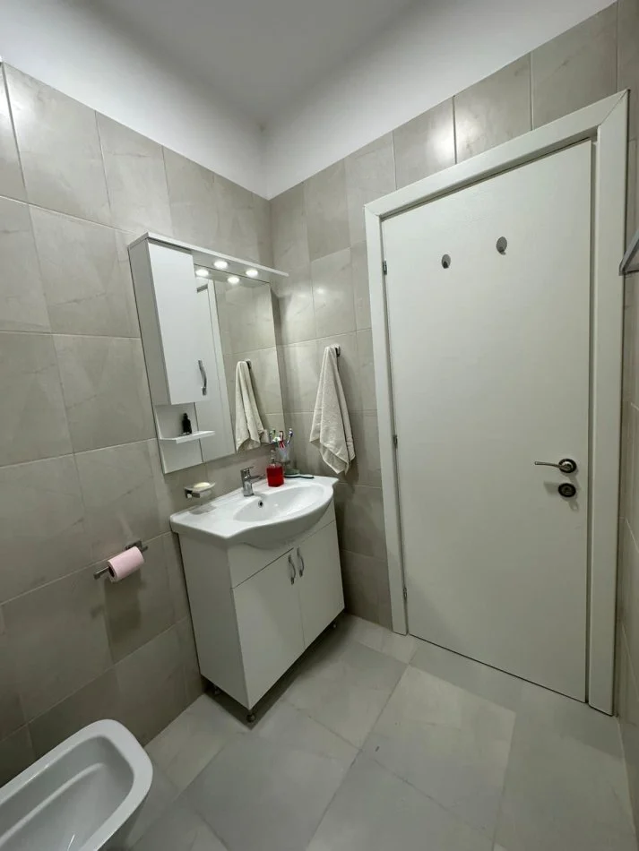 Jepet me qera apartament 2+1, Kati 3, 850 € (Rruga e Dibres, prane Selvise)