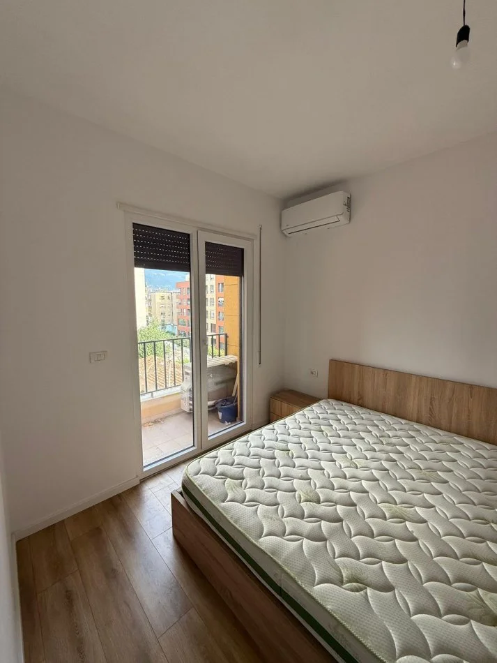 Tirane, jepet me qera apartament 1+1 Kati 3, 58 m² 600 € (Rruga Hoxha Tasim)