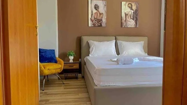 Tirane, jepet me qera apartament 1+1+Ballkon Kati 4, 65 m² 700 € (Pazari i Ri)