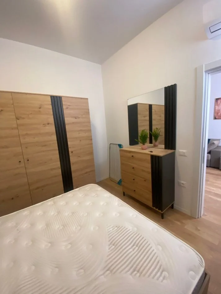 Tirane, jap me qera apartament 1+1 Kati 1, 70 m² 700 € (pazari iri)