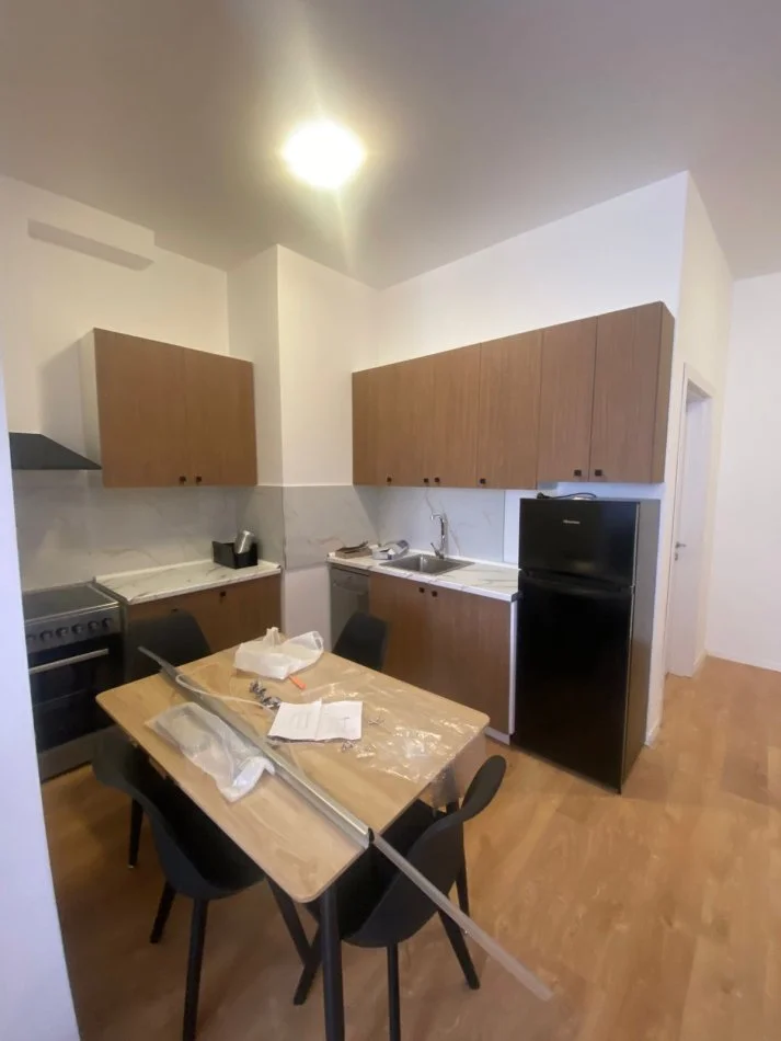 Tirane, jap me qera apartament 1+1 Kati 1, 70 m² 700 € (pazari iri)