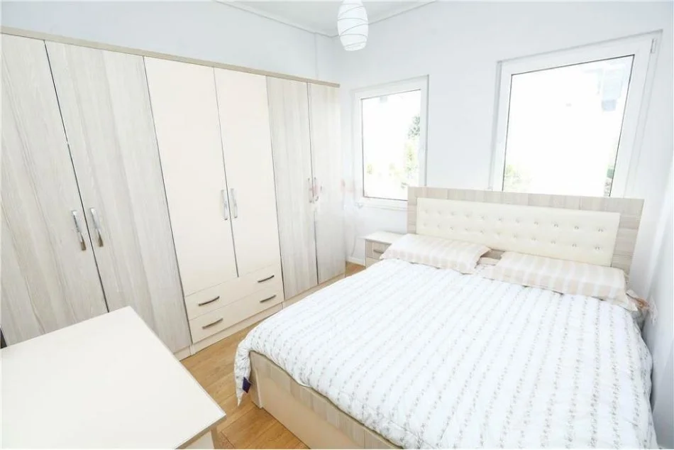 Tirane, jepet me qera Vile 3 Katshe Kati 0, 358 m² 2.400 € (TEG)