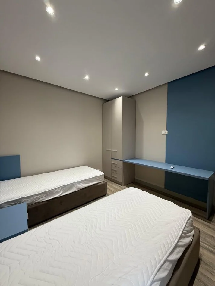 Durres, jepet me qera apartament 2+1 Kati 9, 1.000 € (Poliklinika)