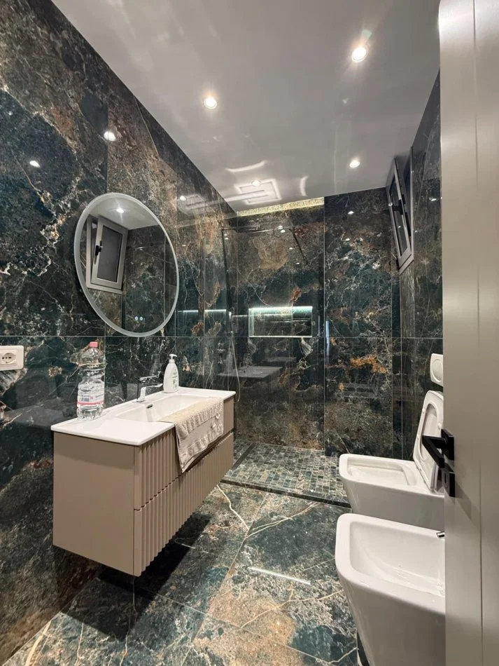 Durres, jepet me qera apartament 2+1 Kati 9, 1.000 € (Poliklinika)