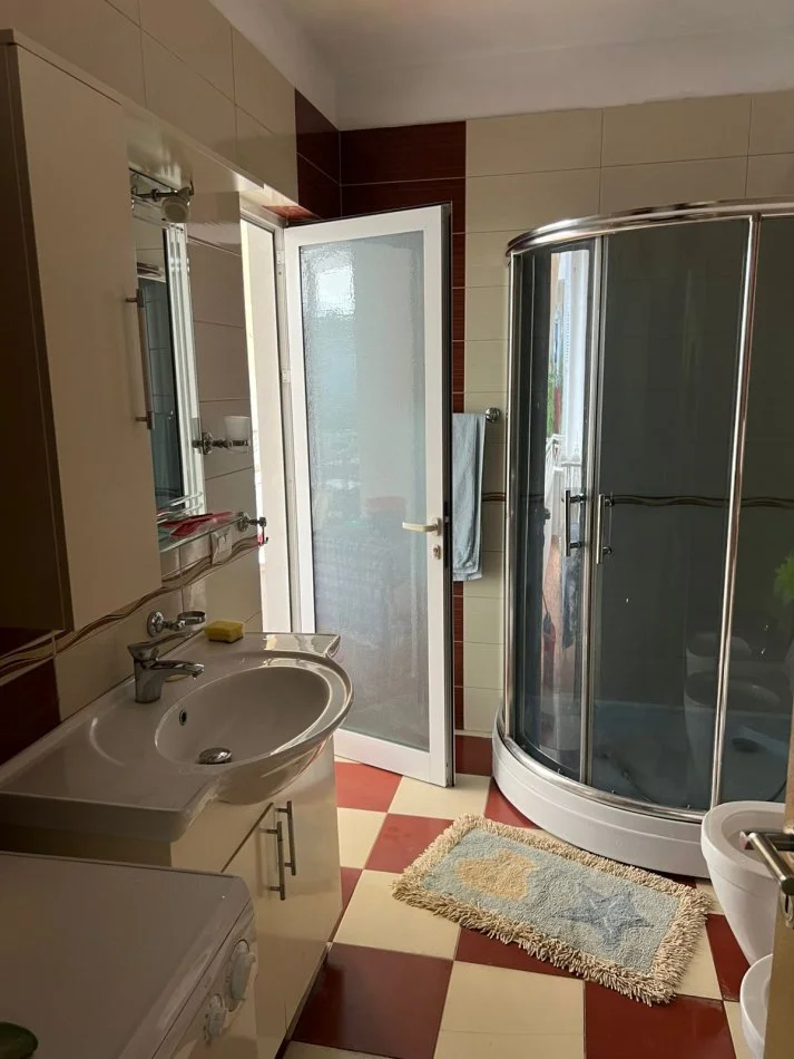 Tirane, jepet me qera apartament 2+1 Kati 3, 500 € (Tek Medreseja)