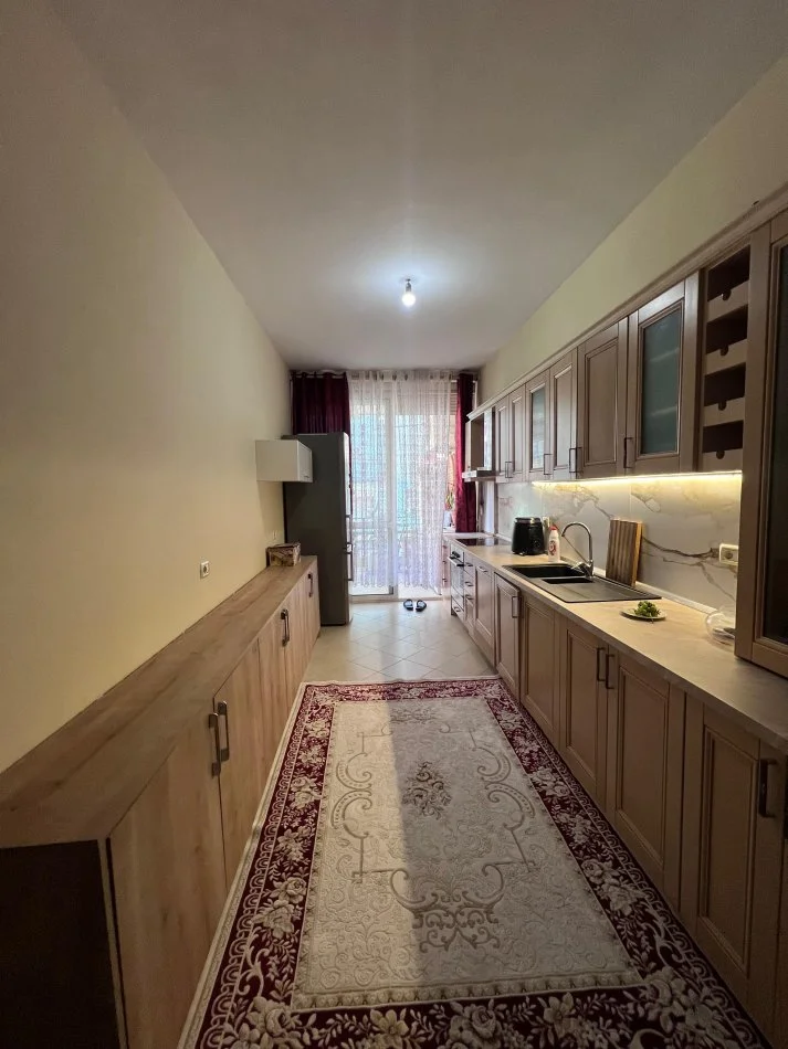Tirane, jepet me qera apartament 2+1 Kati 2, 700 € (Mbikalimi i Komunes)