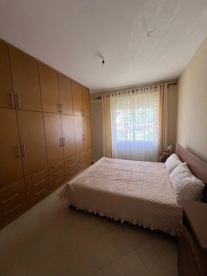 Tirane, jepet me qera apartament 2+1 Kati 2, 700 € (Mbikalimi i Komunes)