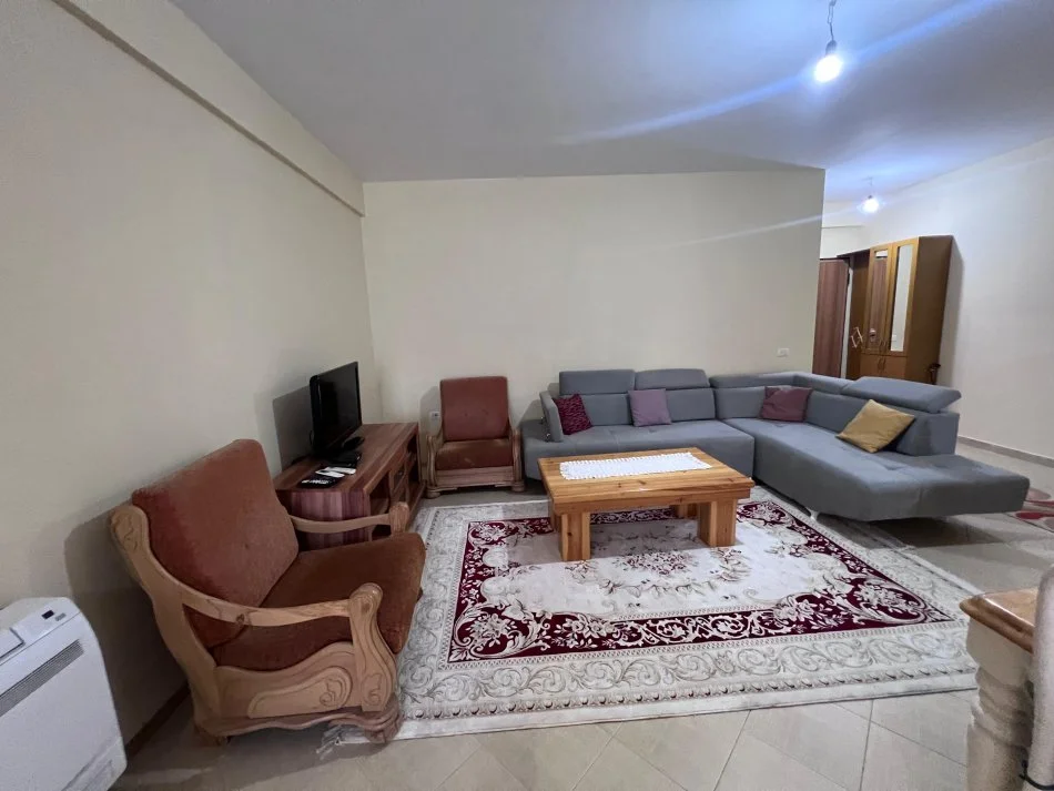 Tirane, jepet me qera apartament 2+1 Kati 2, 700 € (Mbikalimi i Komunes)