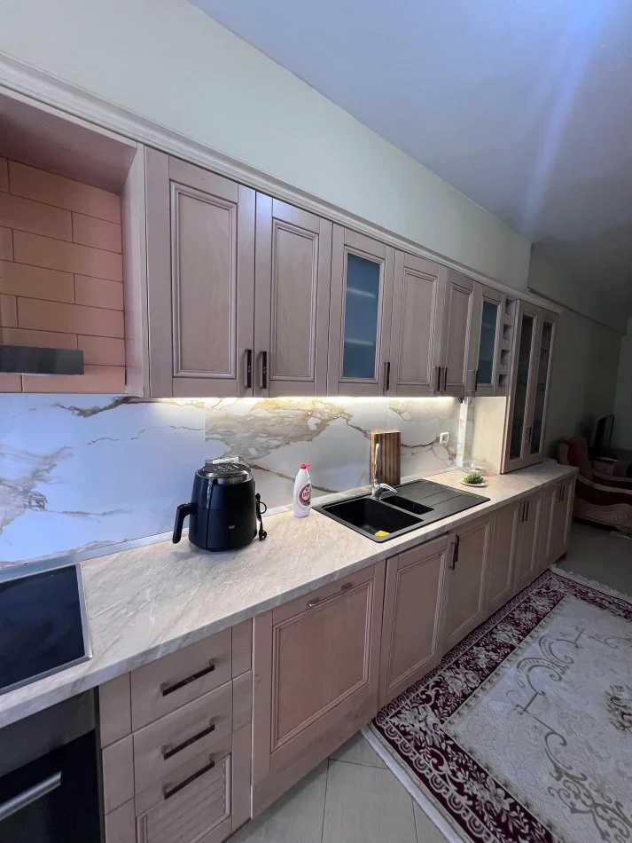 Tirane, jepet me qera apartament 2+1 Kati 2, 700 € (Mbikalimi i Komunes)