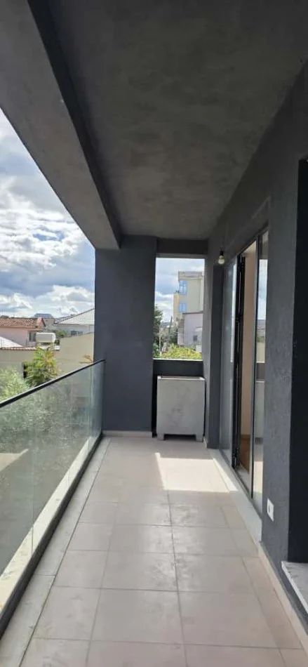 Tirane, jepet me qera apartament 3+1+Ballkon Kati 3, 135 m² 450 € (RRUGA 5 MAJ)