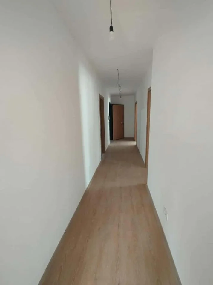 Tirane, jepet me qera apartament 3+1+Ballkon Kati 3, 135 m² 450 € (RRUGA 5 MAJ)