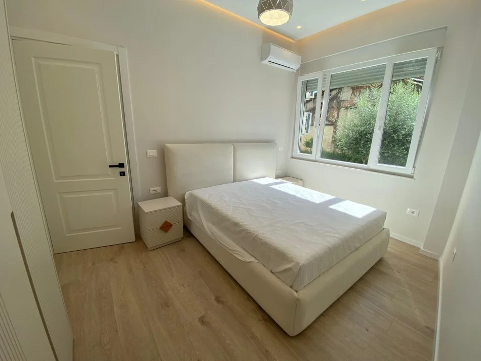 Tirane, jepet me qera apartament 1+1 Kati 1, 55 m² 700 € 