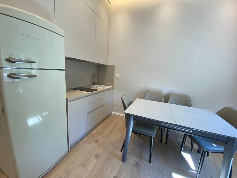 Tirane, jepet me qera apartament 1+1 Kati 1, 55 m² 700 € 