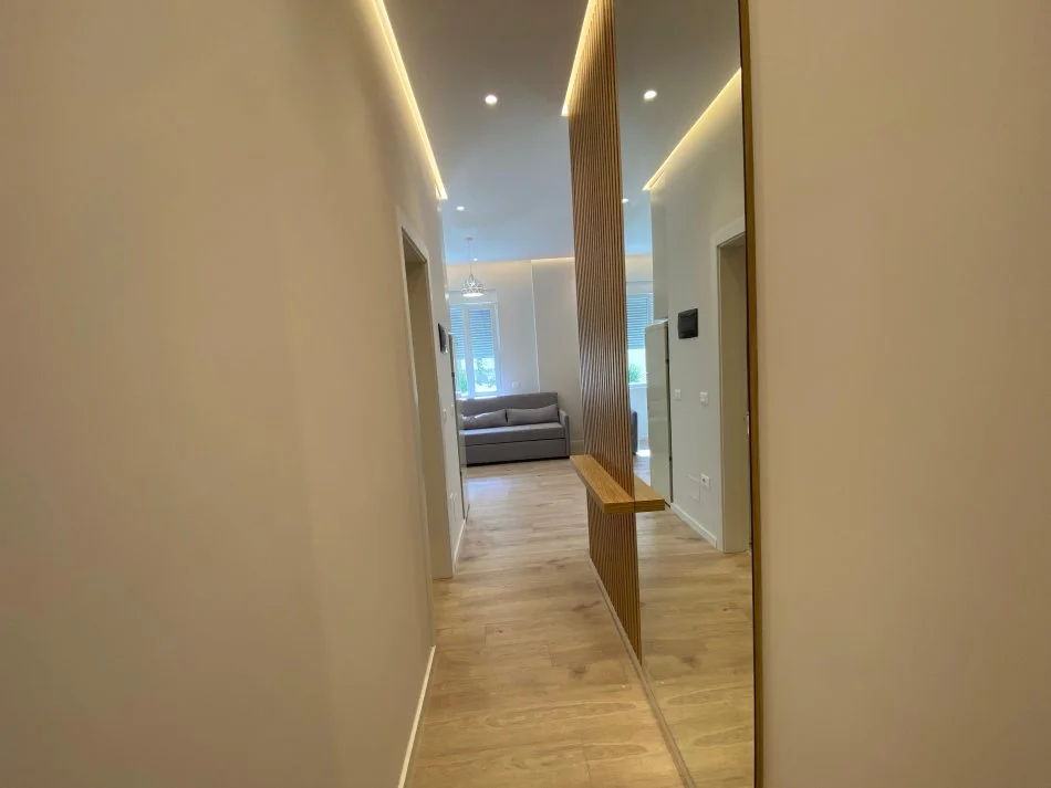 Tirane, jepet me qera apartament 1+1 Kati 1, 55 m² 700 € 