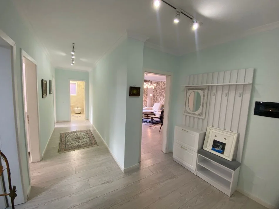 Tirane, jepet me qera apartament 3+1+Aneks+Ballkon , 139 m² 1.500 € (Ambasada amerikane)