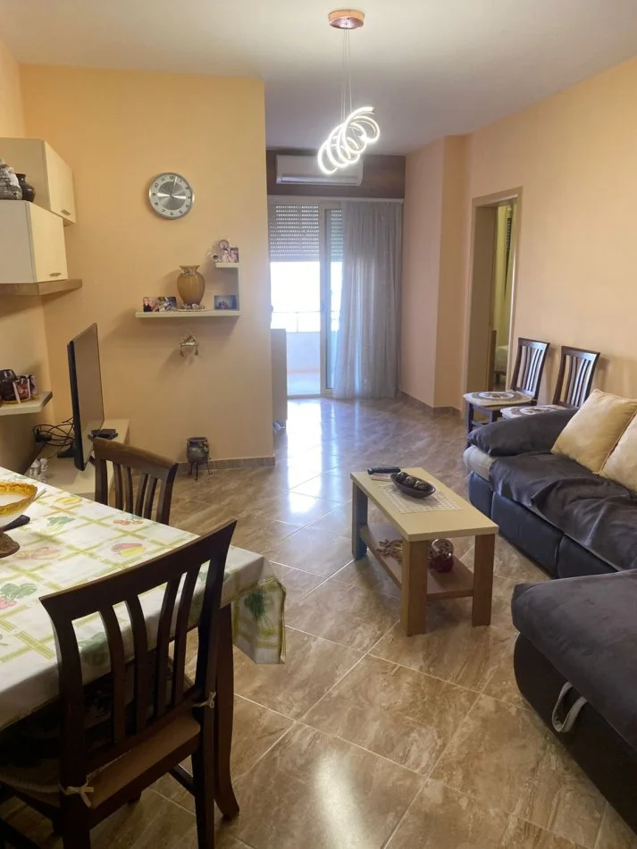 Vlore, jepet me qera apartament 2+1+Ballkon Kati 6, 100 m² 400 € (lungomare)