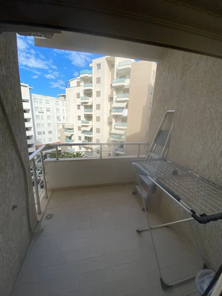 Vlore, jepet me qera apartament 2+1+Ballkon Kati 6, 100 m² 400 € (lungomare)