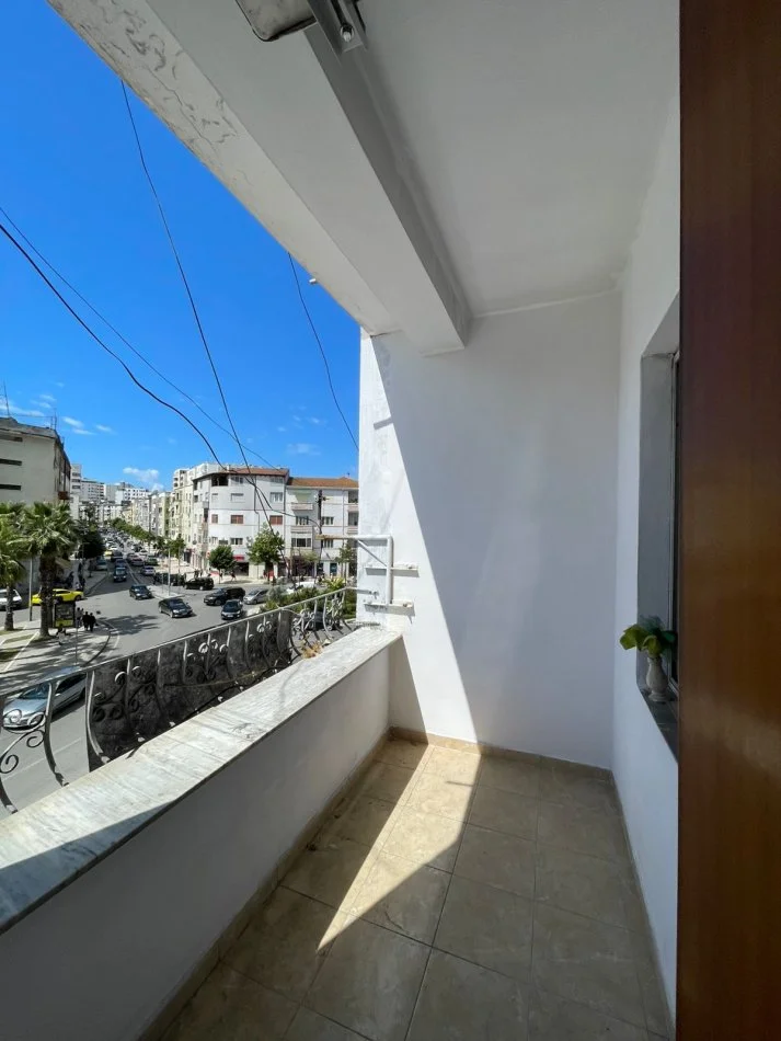 Durres, shitet apartament 2+1+Ballkon Kati 2, 92 m² 125.000 € (Prane Statcionit trenit Durres, prane rruges kryesore)