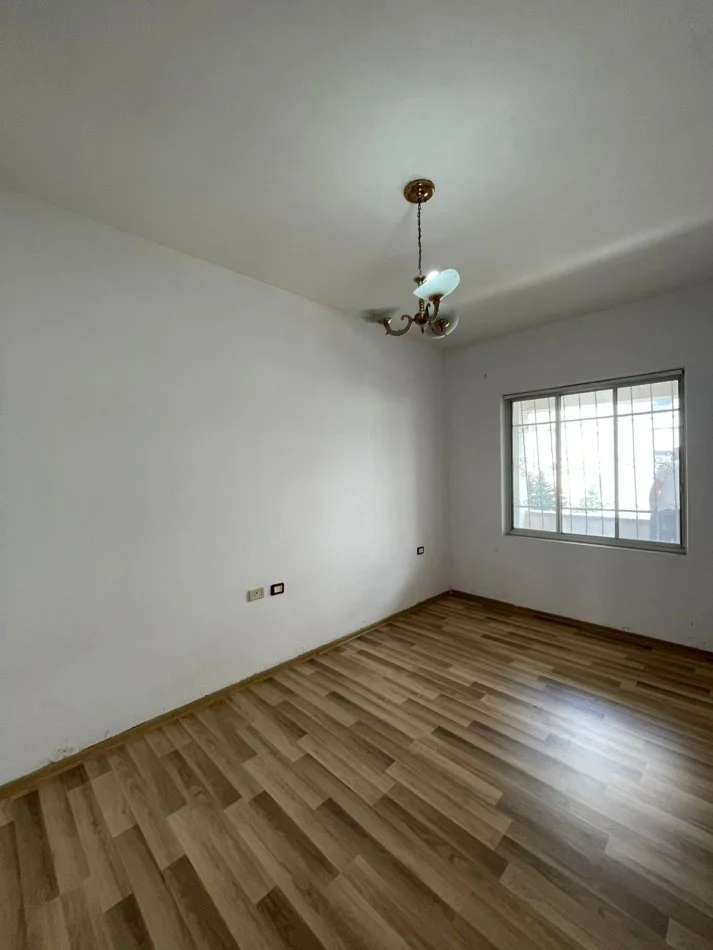 Durres, shitet apartament 2+1+Ballkon Kati 2, 92 m² 125.000 € (Prane Statcionit trenit Durres, prane rruges kryesore)