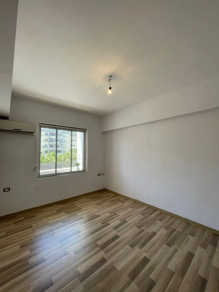 Durres, shitet apartament 2+1+Ballkon Kati 2, 92 m² 125.000 € (Prane Statcionit trenit Durres, prane rruges kryesore)