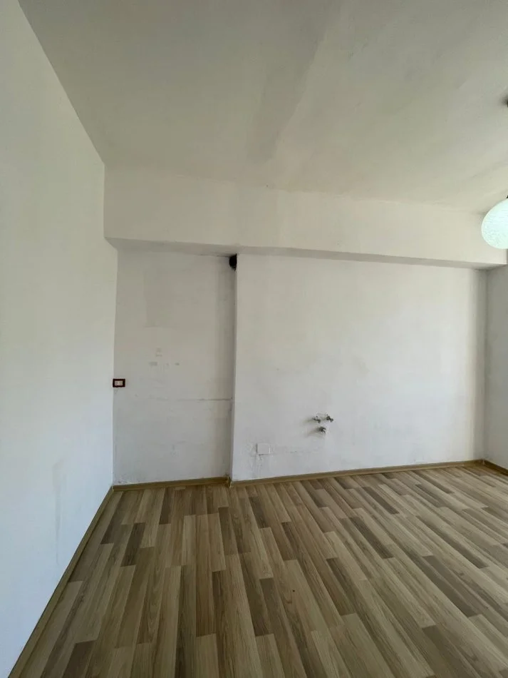 Durres, shitet apartament 2+1+Ballkon Kati 2, 92 m² 125.000 € (Prane Statcionit trenit Durres, prane rruges kryesore)