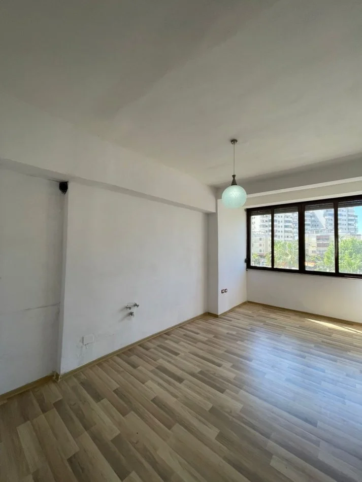 Durres, shitet apartament 2+1+Ballkon Kati 2, 92 m² 125.000 € (Prane Statcionit trenit Durres, prane rruges kryesore)