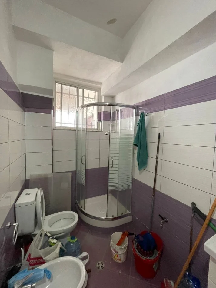 Durres, shitet apartament 2+1+Ballkon Kati 2, 92 m² 125.000 € (Prane Statcionit trenit Durres, prane rruges kryesore)