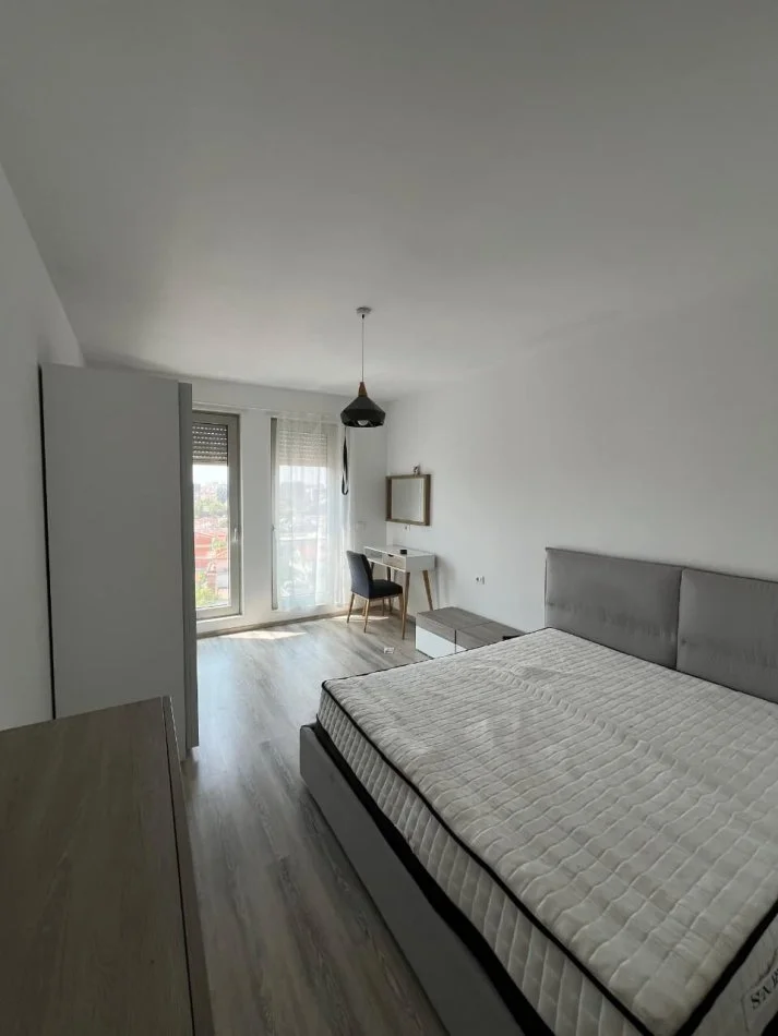 Tirane, jepet me qera apartament 2+1+Aneks+Ballkon Kati 5, 117 m² 1.100 € (zogu i zi)