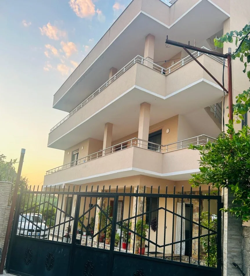 Durres, jepet me qera Vile 3+1+Ballkon Kati 2, 146 m² 400 € (Rruga e Teqes, Arapaj .Durres)