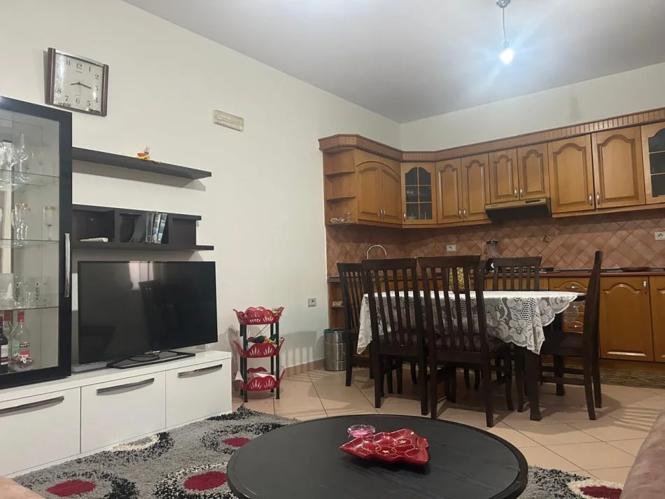 Durres, jepet me qera Vile 3+1+Ballkon Kati 2, 146 m² 400 € (Rruga e Teqes, Arapaj .Durres)