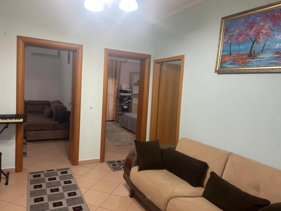 Durres, jepet me qera Vile 3+1+Ballkon Kati 2, 146 m² 400 € (Rruga e Teqes, Arapaj .Durres)