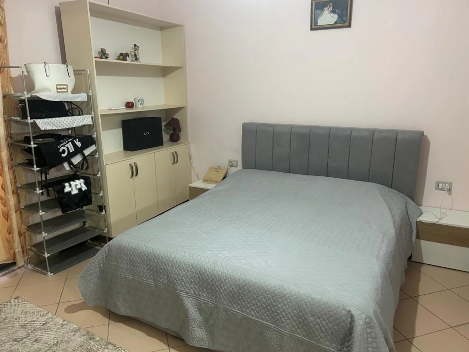 Durres, jepet me qera Vile 3+1+Ballkon Kati 2, 146 m² 400 € (Rruga e Teqes, Arapaj .Durres)