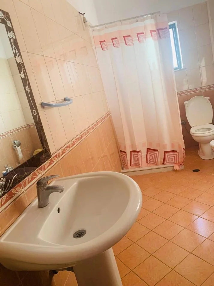 Durres, jepet me qera Vile 3+1+Ballkon Kati 2, 146 m² 400 € (Rruga e Teqes, Arapaj .Durres)