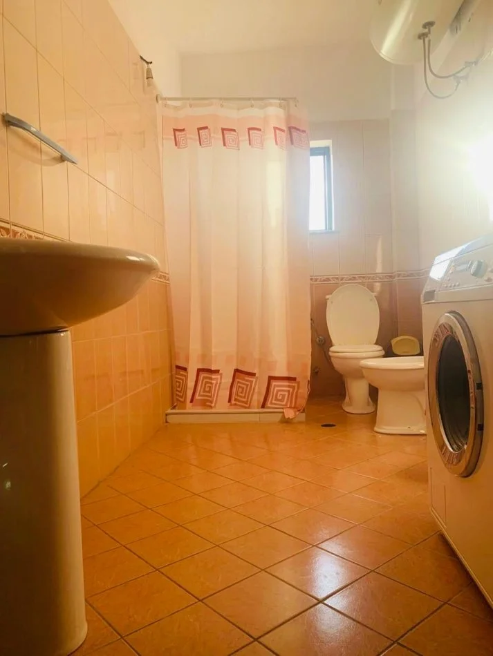 Durres, jepet me qera Vile 3+1+Ballkon Kati 2, 146 m² 400 € (Rruga e Teqes, Arapaj .Durres)