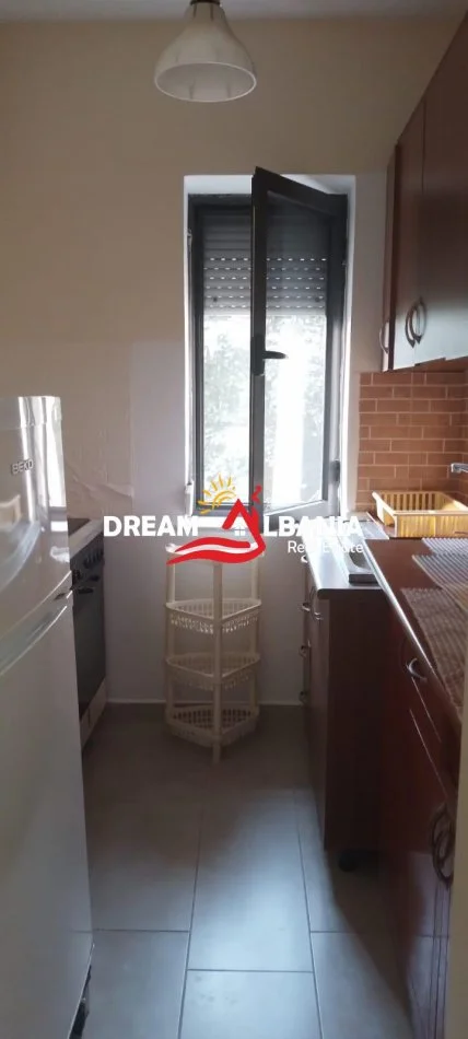 Tirane, jepet me qera apartament 1+1 , 60 m² 450 € (ne rrugen e Dibres, prane Medresese)