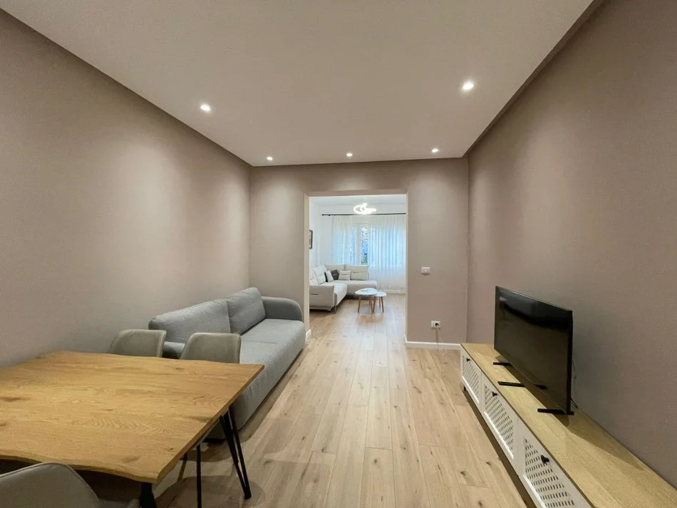 Tirane, jepet me qera apartament 1+1 Kati 4, 70 m² 800 € (Bllok, prapa Fakultetit te Drejtesise)
