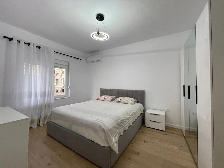 Tirane, jepet me qera apartament 1+1 Kati 4, 70 m² 800 € (Bllok, prapa Fakultetit te Drejtesise)