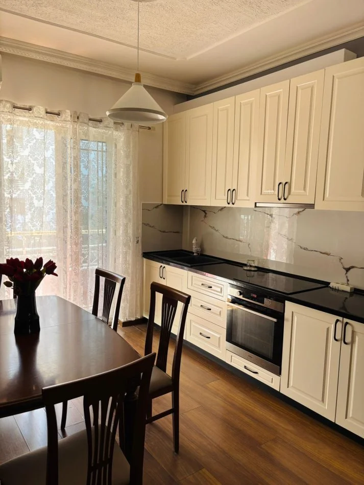 Tirane, jepet me qera Vile 2+1 Kati 2, 90 m² 550 € 