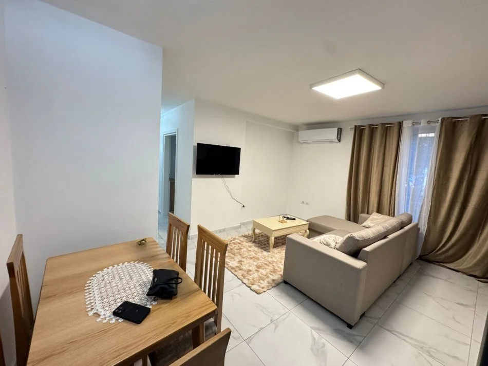 Tirane, jepet me qera apartament 2+1 Kati 1, 100 m² 650 € (ish fusha aviacionit)