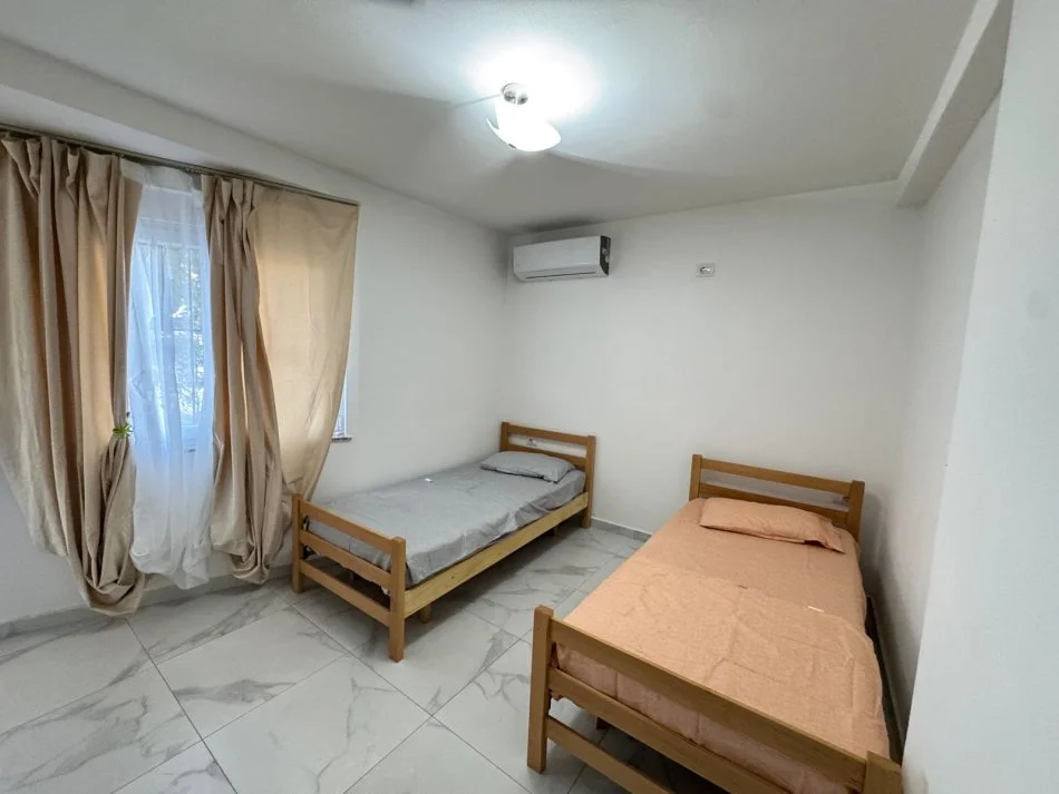 Tirane, jepet me qera apartament 2+1 Kati 1, 100 m² 650 € (ish fusha aviacionit)