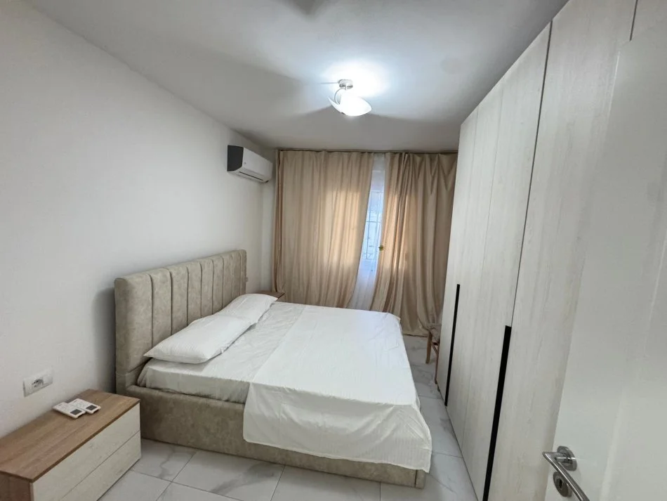 Tirane, jepet me qera apartament 2+1 Kati 1, 100 m² 650 € (ish fusha aviacionit)