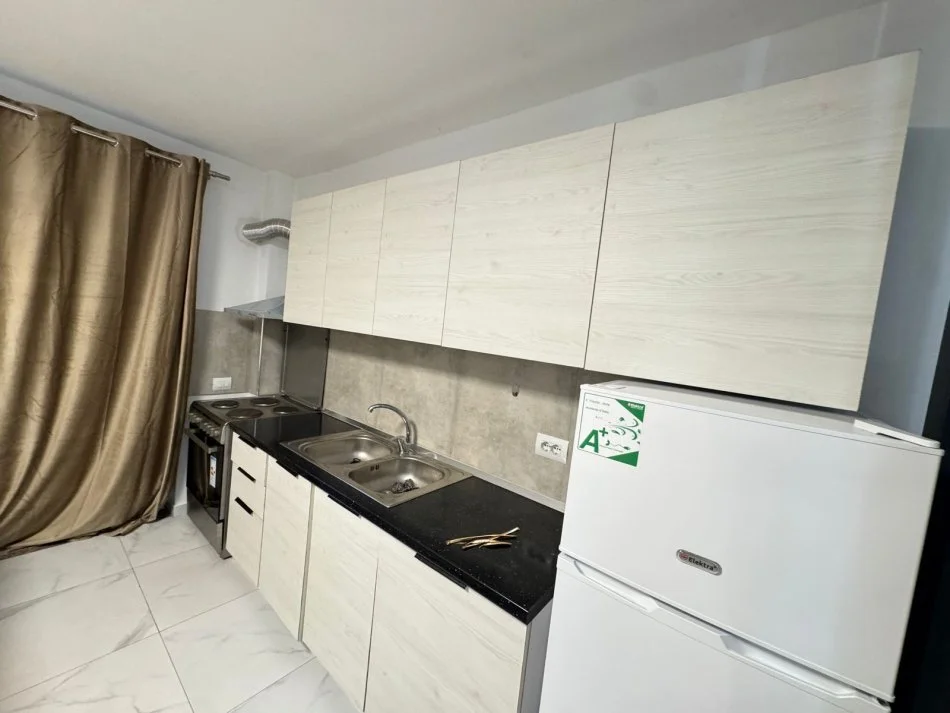 Tirane, jepet me qera apartament 2+1 Kati 1, 100 m² 650 € (ish fusha aviacionit)